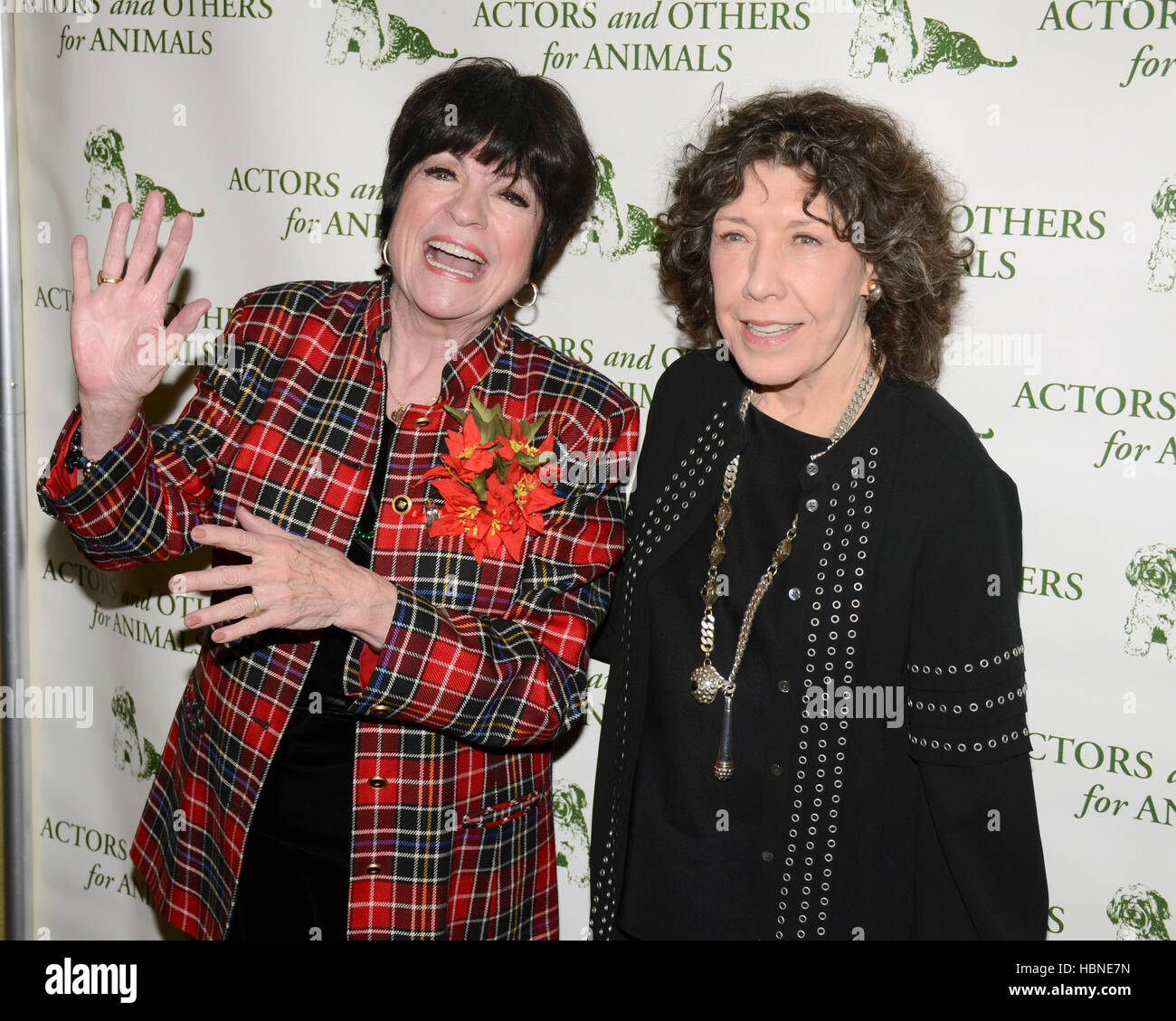 JoAnne Worley und Lily Tomlin kommt bei der Akteure und andere für Tiere Freude, die Tiere Mittagessen in Universal City-Hilton und Türme im 4. Dezember 2016 in Universal City, Kalifornien. Stockfoto