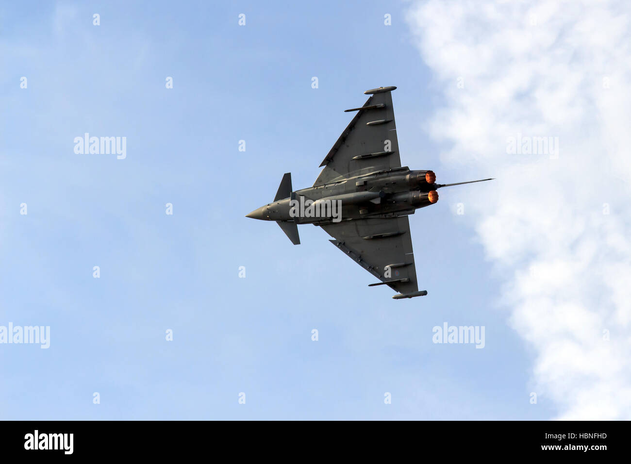 Eurofighter Typhoon Multirole Kämpfer extreme Manöver bei Southport Airshow durchführen Stockfoto