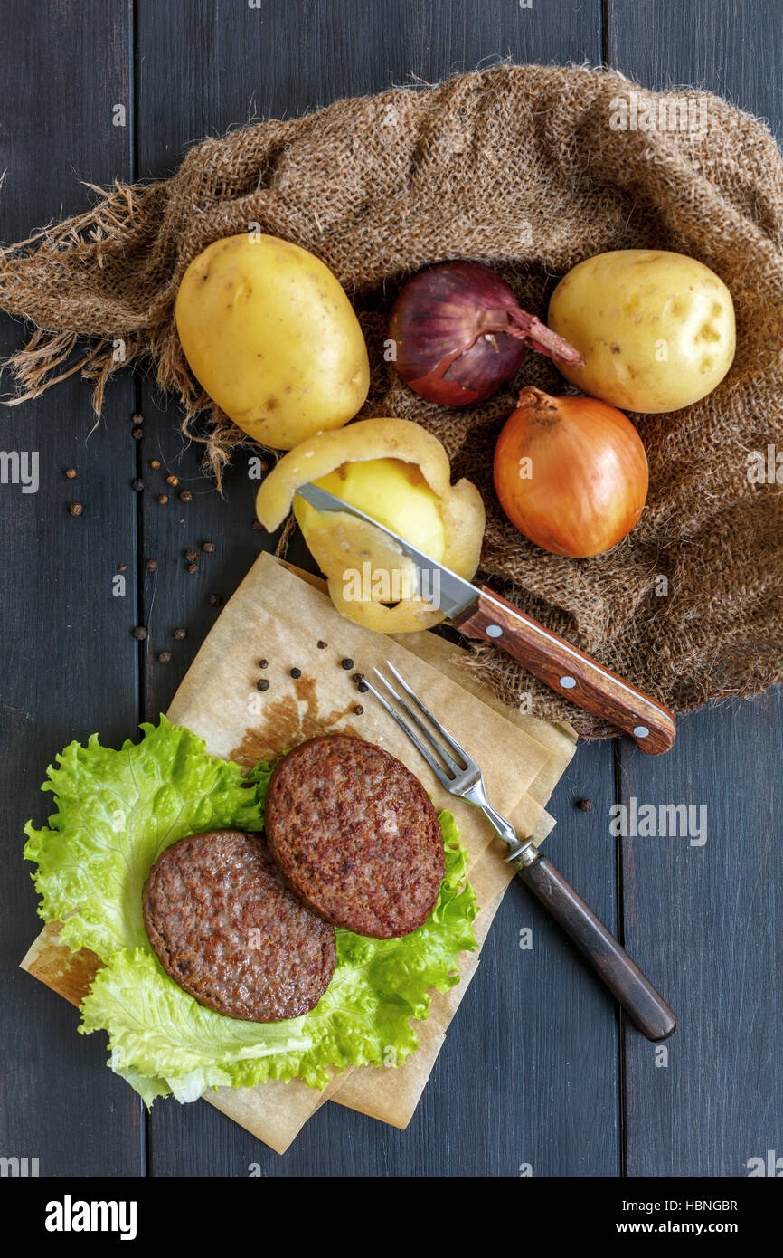 Schnitzel vom Rind, Zwiebeln und Kartoffeln Stockfotografie - Alamy