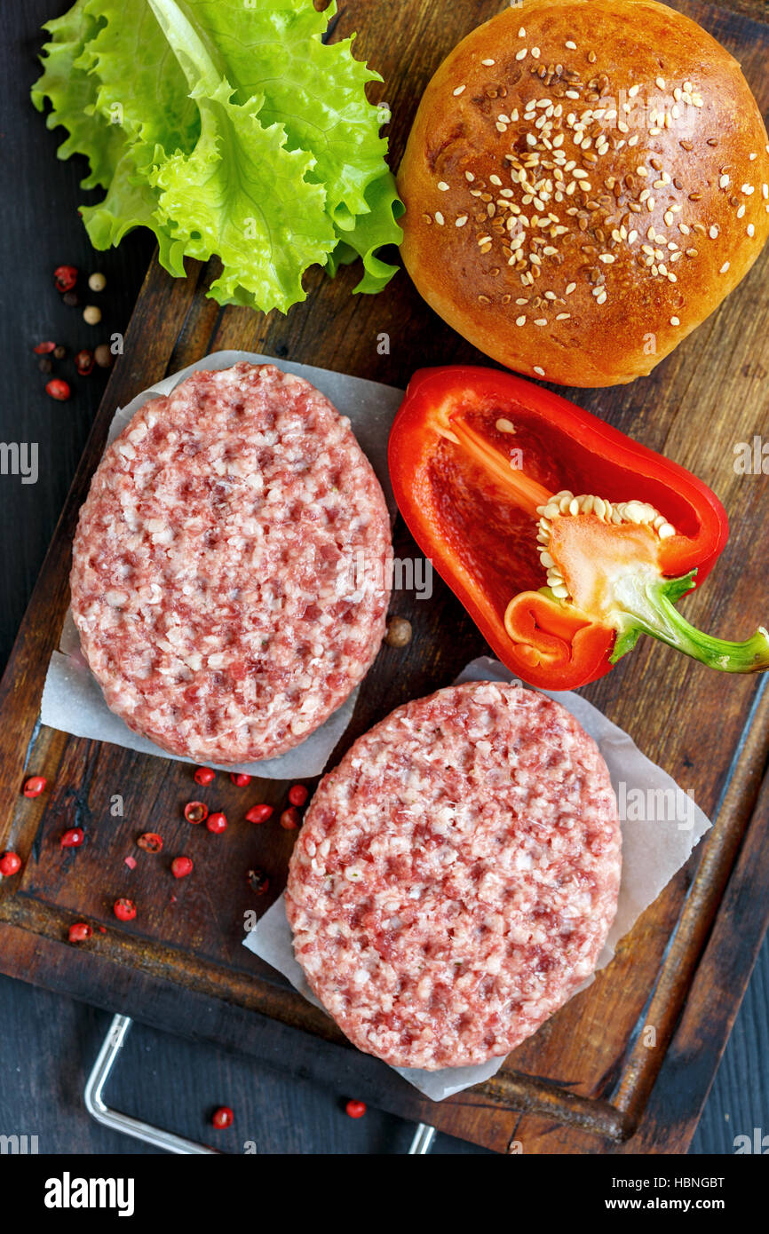 Schnitzel und hausgemachten Brötchen für Burger. Stockfoto