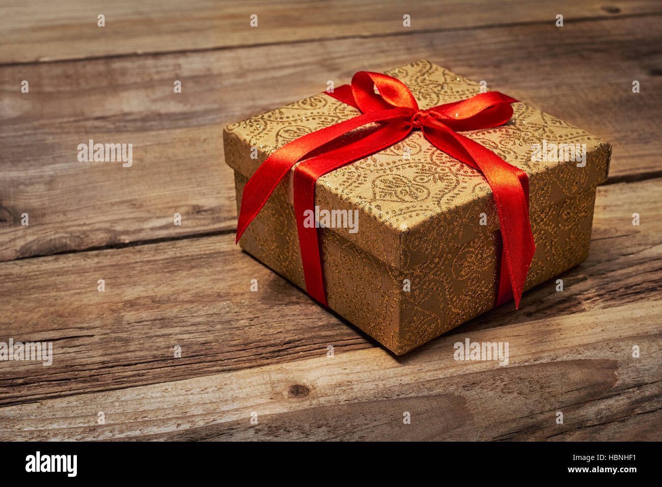 Geschenk-Box mit rotem Band Stockfoto