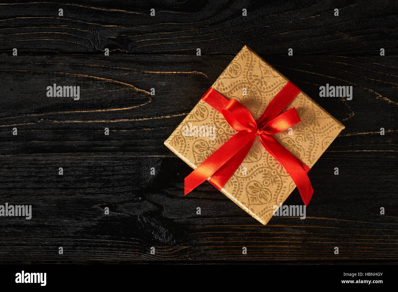Geschenk-Box mit rotem Band Stockfoto
