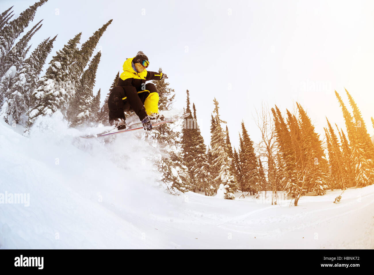 Snowboarder springen Freeride-Backcountry-ski Stockfoto