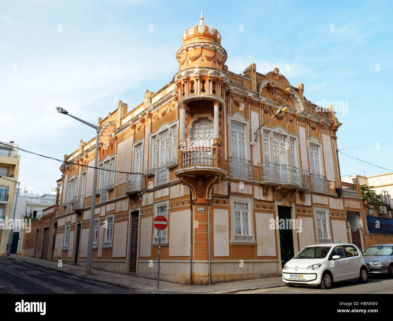 Architektonisches Detail gewölbt Balkon auf Wohnimmobilien in Faro - Region Algarve, Portugal Stockfoto