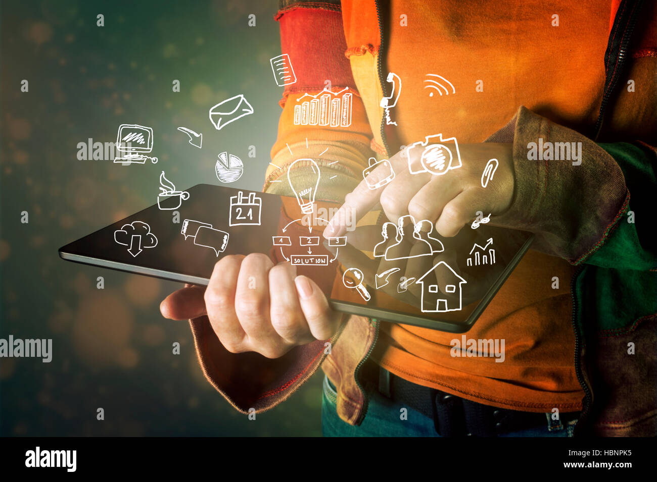 Weibliche Hand berühren modernen Tablet-Bildschirm mit Business Icons und Symbole. Stockfoto