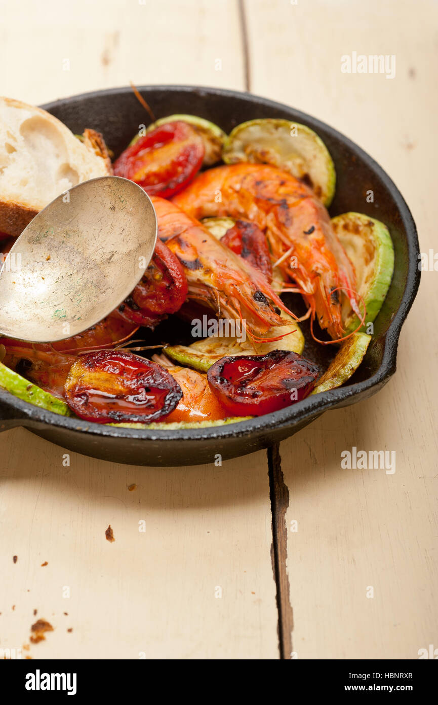 Gebratene Garnelen mit Zucchini und Tomaten Stockfoto
