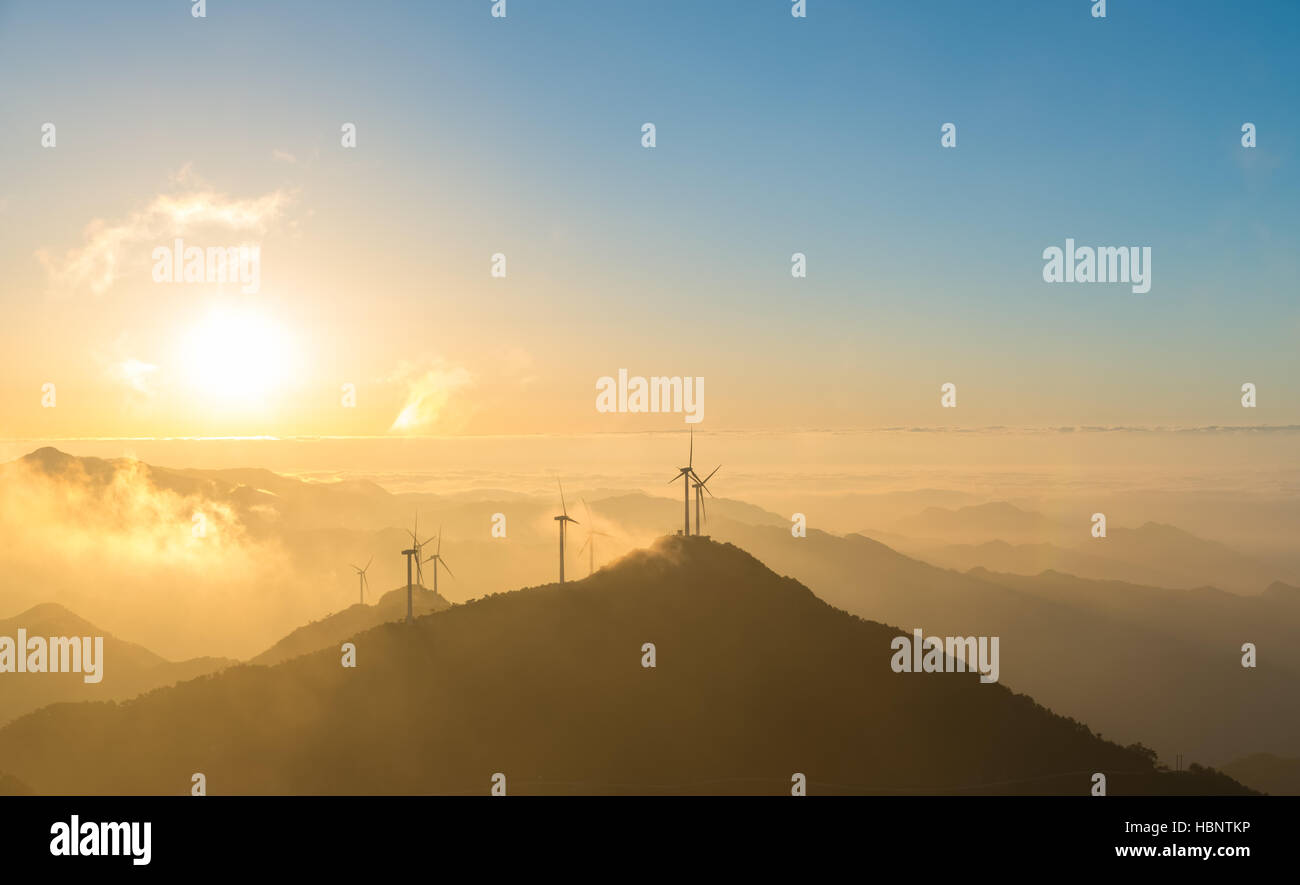 Windpark im Sonnenaufgang Stockfoto