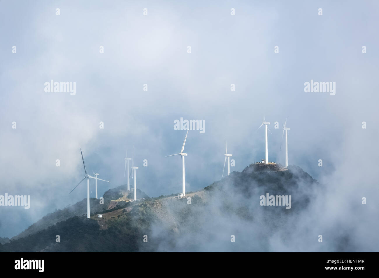 Windparks in den nebligen Wolken Stockfoto