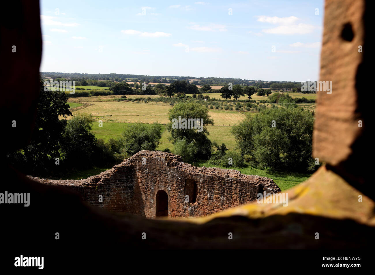 Englische Landschaft, wie aus einem zerstörten befestigte Fenster in John of Gaunts Aula zu sehen. Kenilworth Castle, England Stockfoto