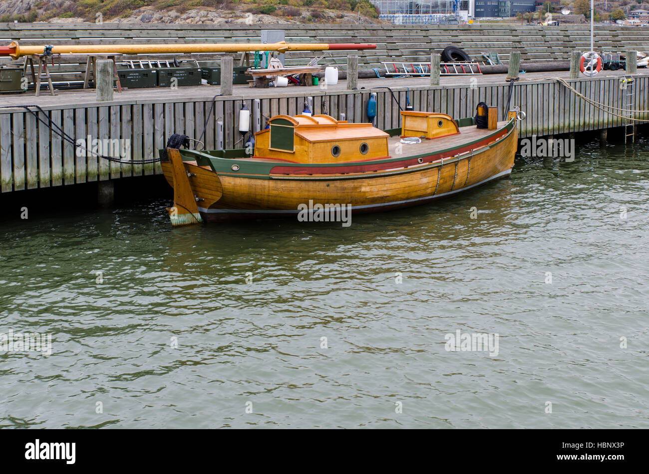 ein altes Boot aus Holz im Hafen warten, für den Winter zu kommen Stockfoto