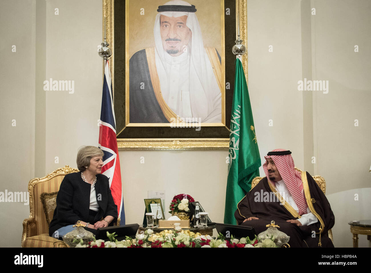 Premierminister Theresa May trifft König Salman bin Abdulaziz al Saud von Saudi-Arabien in Manama, Bahrain, wo sie bei einem dreitägigen Besuch in der Golf-Kooperationsrat-Gipfel teilnehmen wird. Stockfoto