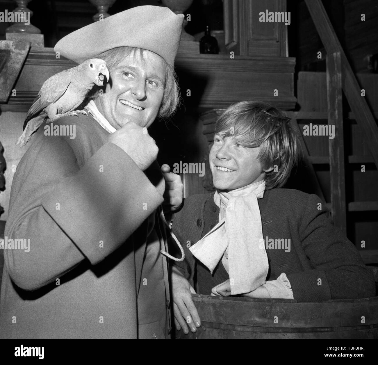 Peter Vaughan (l), der Long John Silver spielt, und 16-j hrige Michael Newport, als Jim Hawkins, im BBC Television Centre in London. Stockfoto
