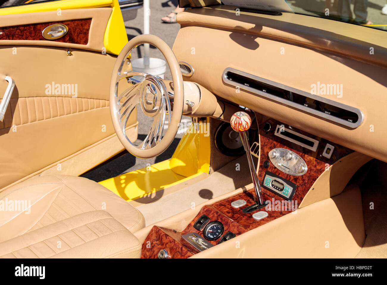 Leuchtend gelbe 1937 Ford Coupe Cabrio Stockfoto