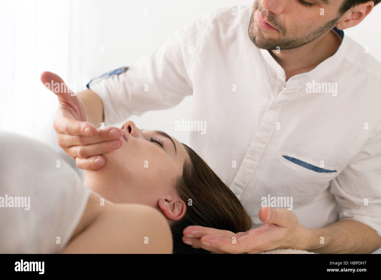 Nahaufnahme der Masseur Massage Client zu tun Stockfoto