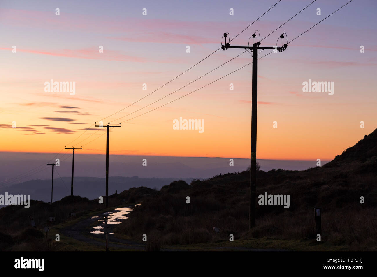 Sonnenuntergang über Elektrizität Masten, England, UK Stockfoto