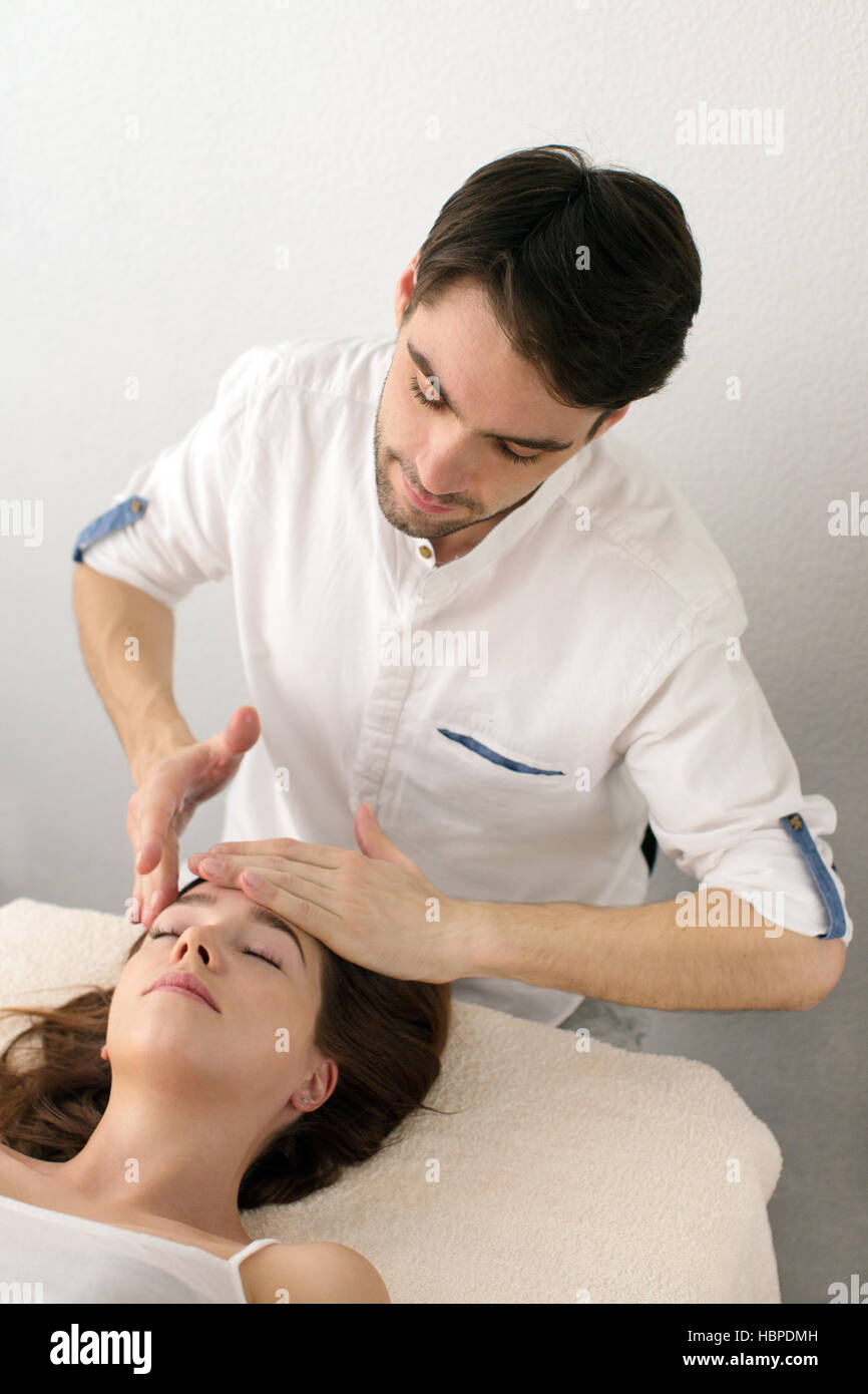 Master massage an Client auf weißem Hintergrund Stockfoto