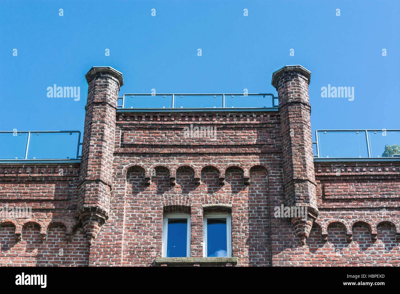 Alten Backstein-Haus gegen blauen Himmel. Stockfoto