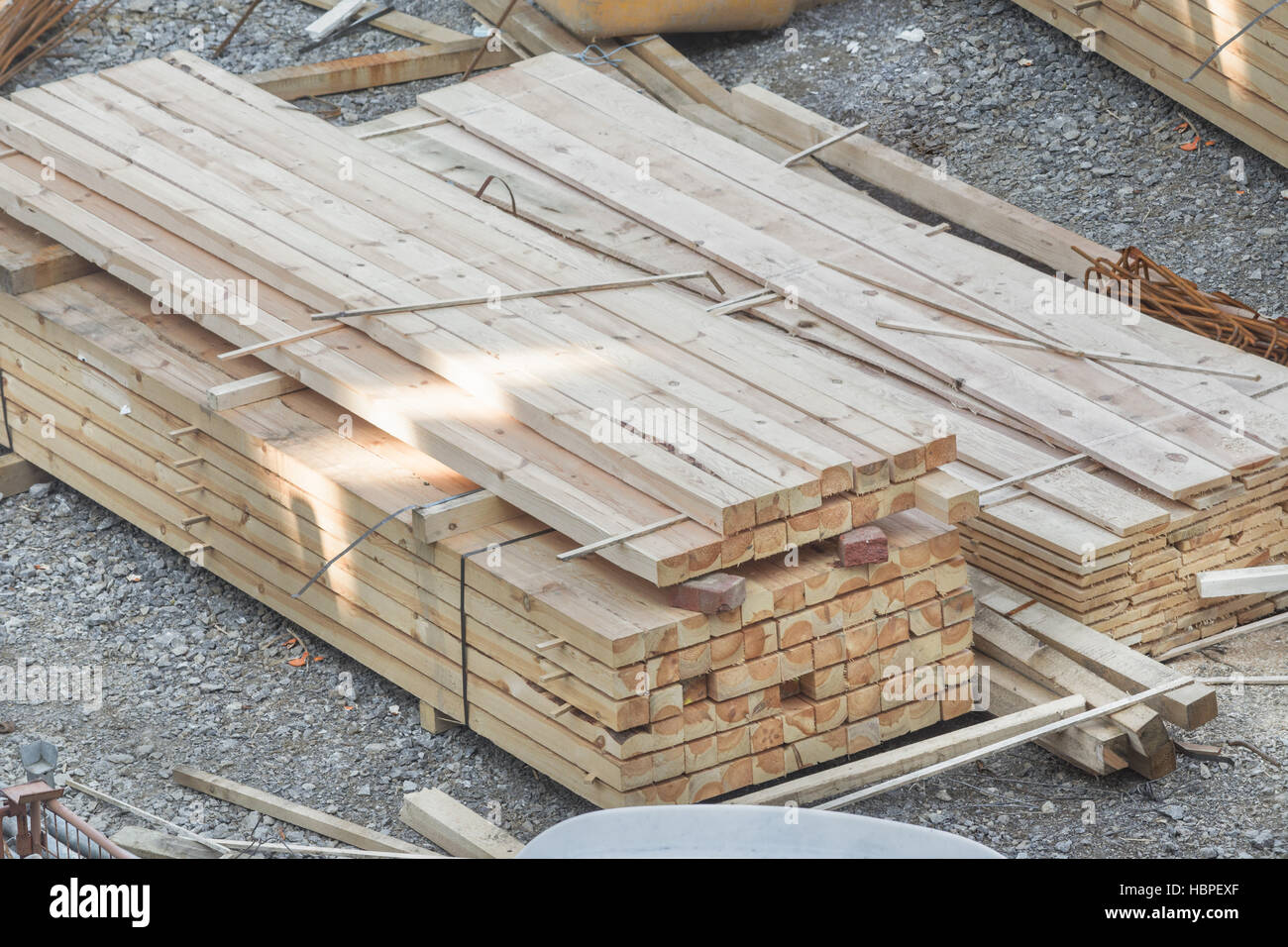 Stapel von Holzbalken und Planken. Stockfoto