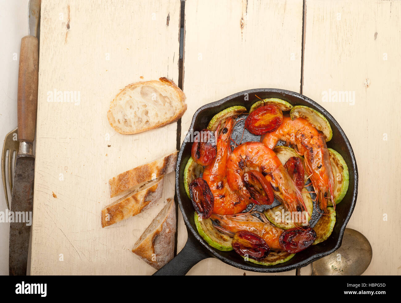 Gebratene Garnelen mit Zucchini und Tomaten Stockfoto