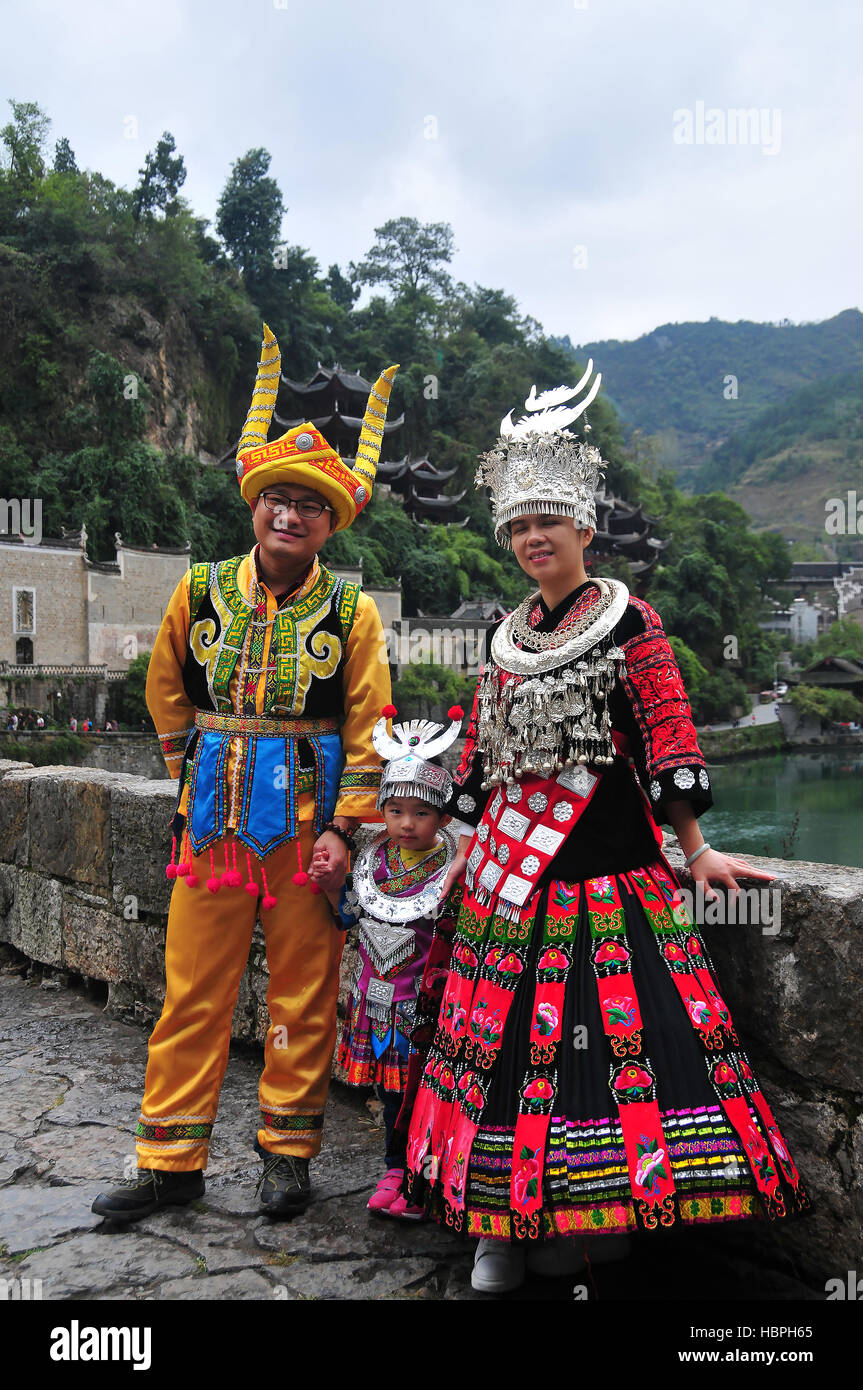 Die schöne Zhenyuan alte Stadt und Miao Leute (Familie) sind ein Top-kulturelle Attraktion in der chinesischen Provinz Guizhou. Stockfoto