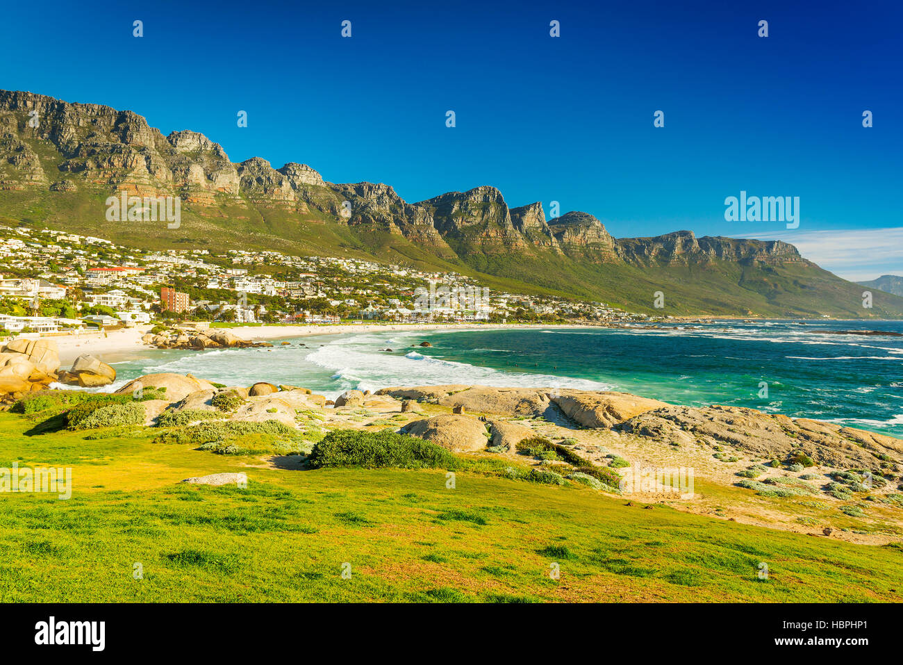 Blauer Himmel über Camps Bay in Kapstadt, Südafrika Stockfoto