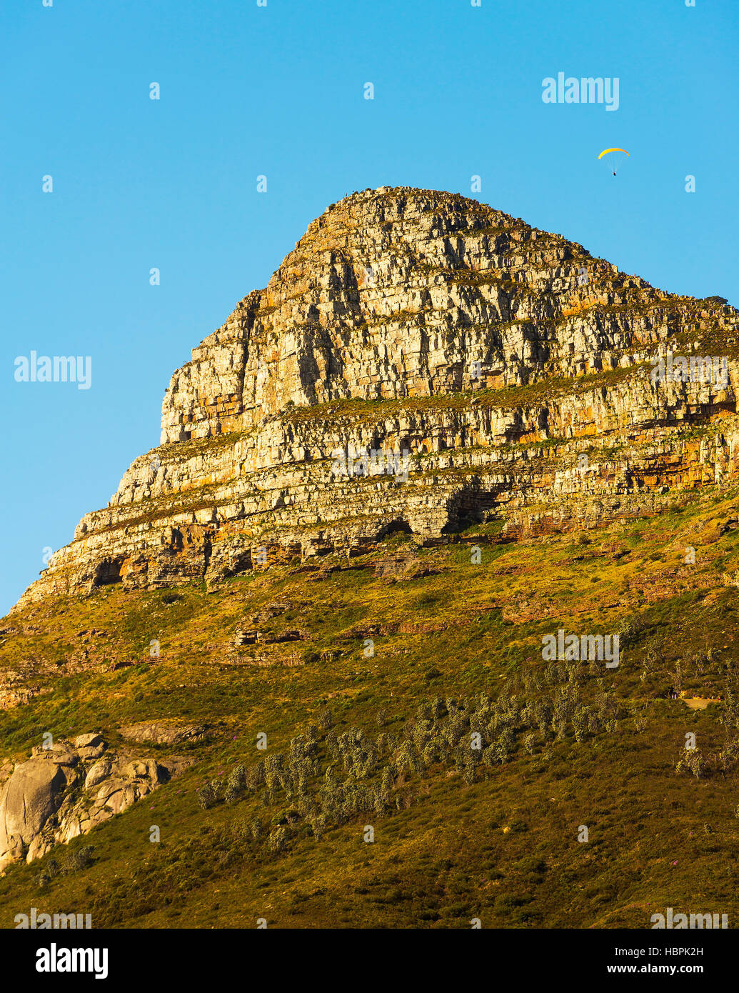 Löwenkopf Peak ein Wahrzeichen in Südafrika mit dem Gleitschirm oben Stockfoto