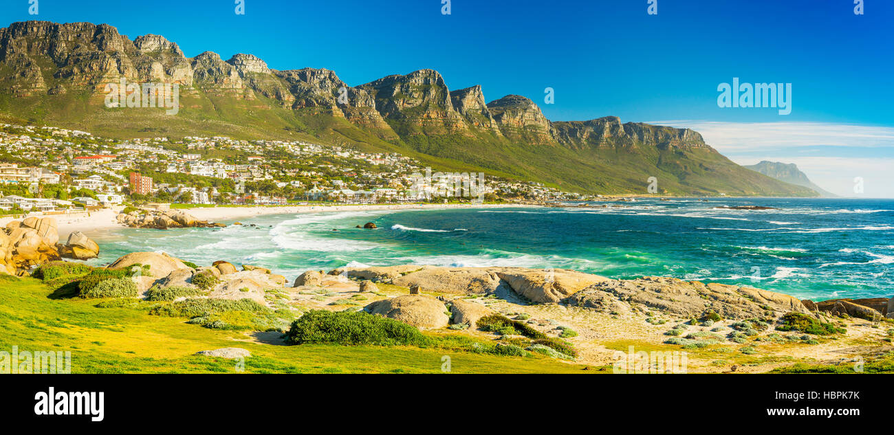 Panorama von Camps Bay in Kapstadt, Südafrika Stockfoto