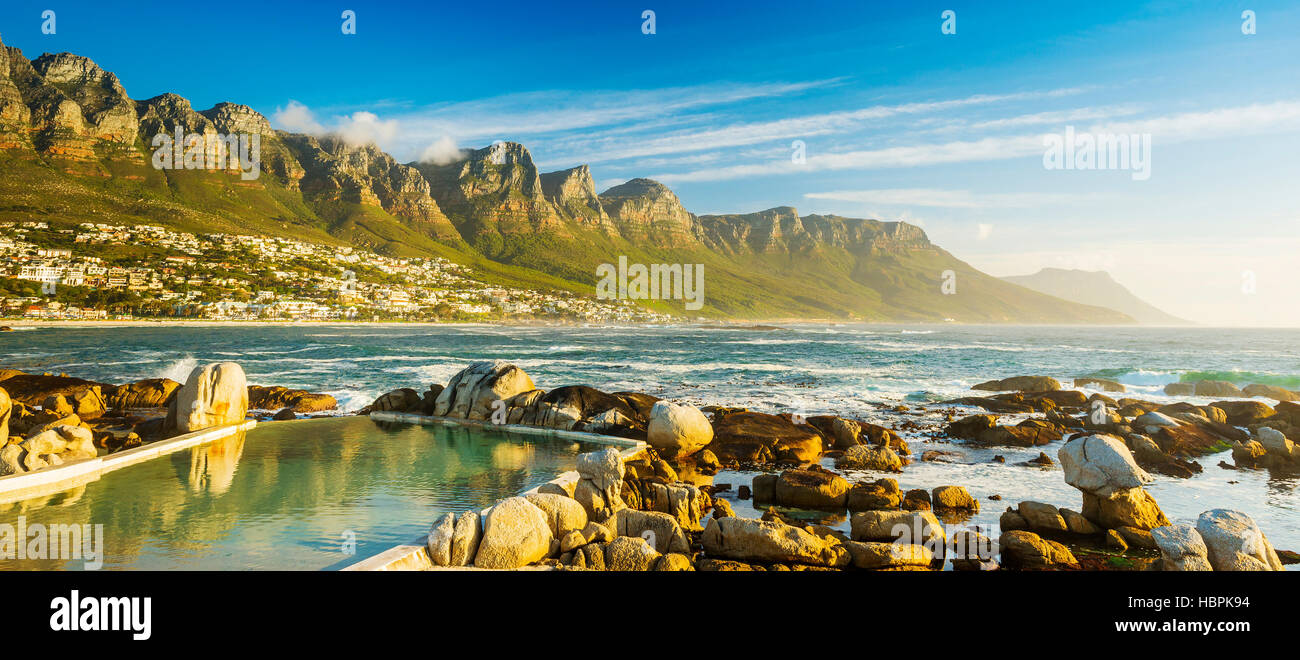 Panorama von Camps Bay in Kapstadt, Südafrika Stockfoto