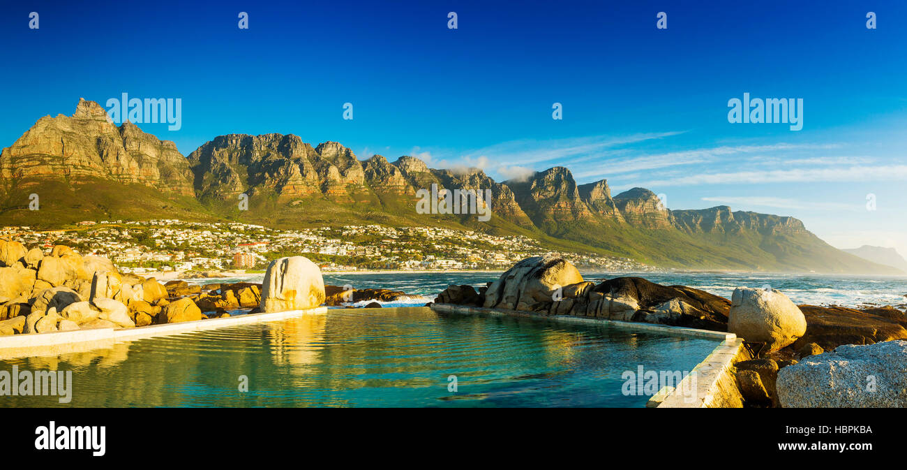 Panorama von Camps Bay in Kapstadt, Südafrika Stockfoto
