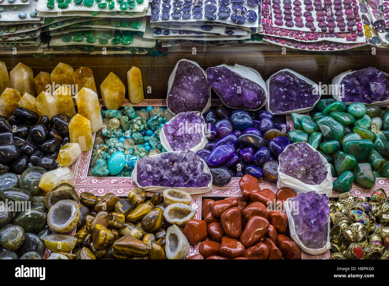 Auswahl von edel- und Halbedelsteinen auf dem Markt, Istanbul, Grand Bazaar, Türkei Stockfoto