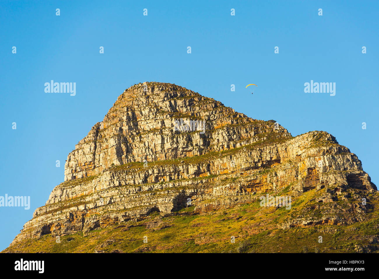Gleitschirm über Signal Hill ein Wahrzeichen in Kapstadt, Südafrika Stockfoto