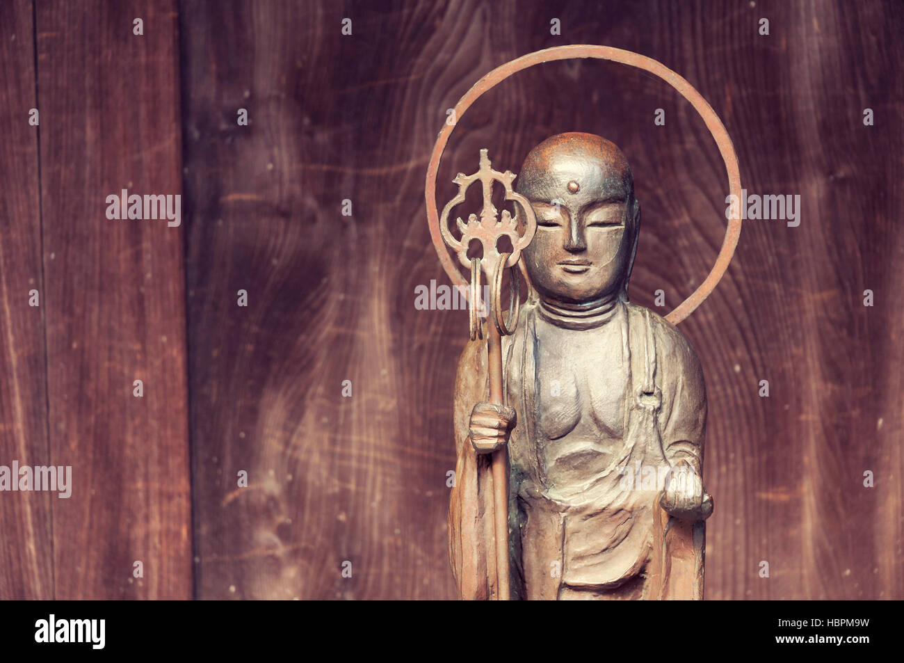 kleine Buddha-Statue in der Nähe von hölzernen Tempel Wand in Japan Stockfoto
