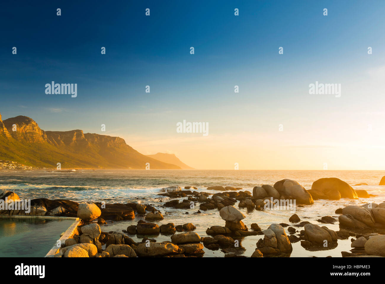 Ozean-Fels-Pools bei Sonnenuntergang in Südafrika Stockfoto