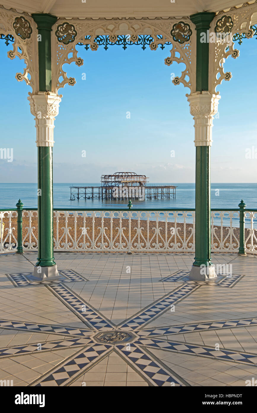 Der Musikpavillon und die Überreste der West Pier in Brighton Seafront, East Sussex, Großbritannien, England, Uk, Gb. Stockfoto