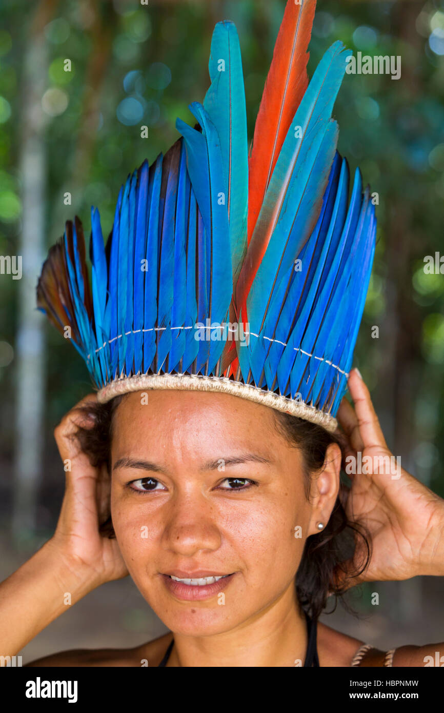 Niedlichen indische Brasilianerin vom Stamm im Amazonas, Brasilien Stockfoto