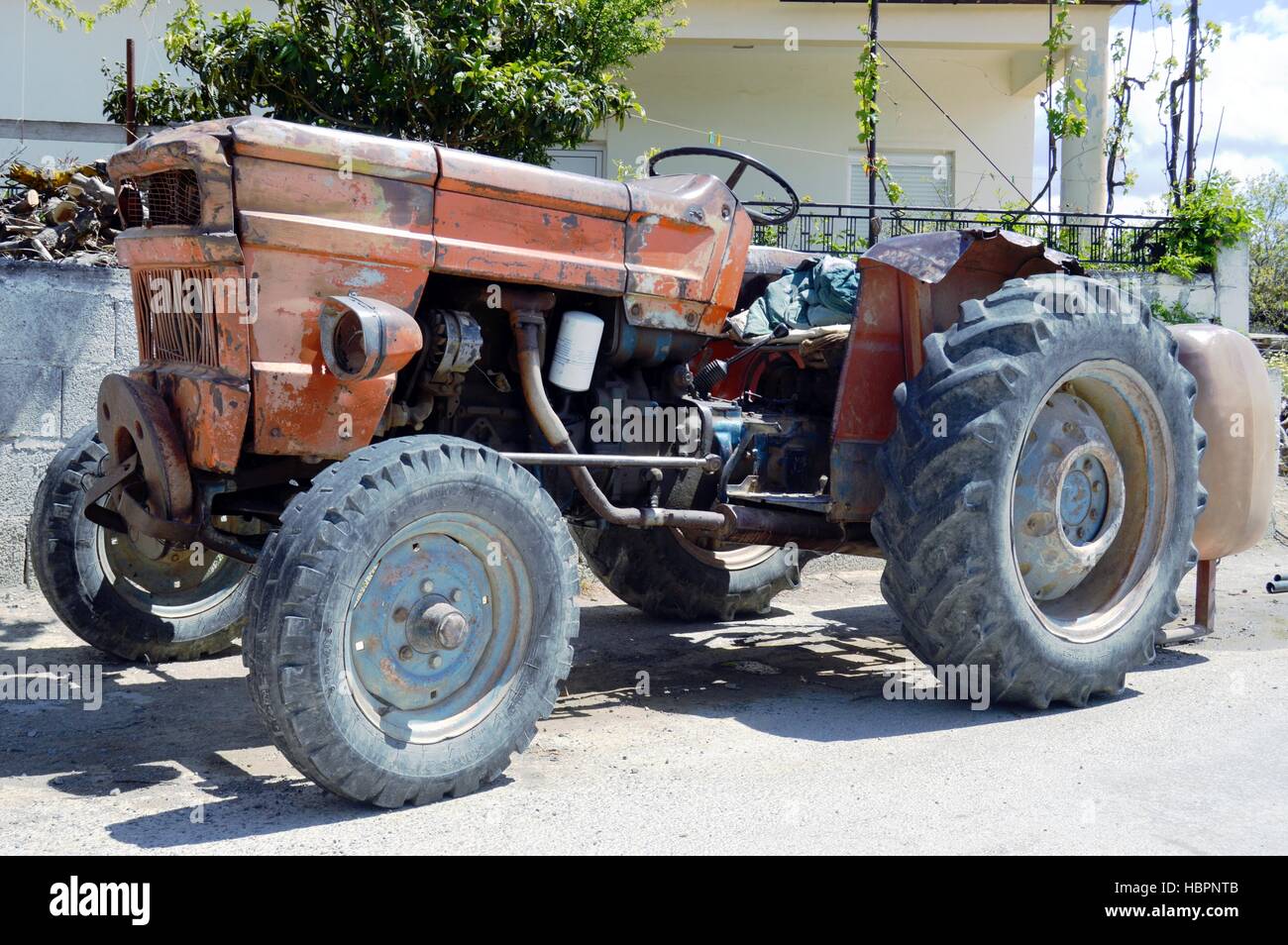 Einen alten Bauernhof-Traktor in der kretischen Kampagne Stockfoto