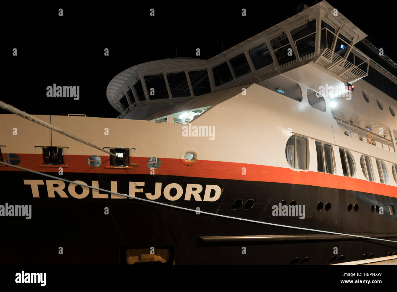 Hurtigruten MS Trollfjord angedockt an Rorvik, Norwegen. Stockfoto