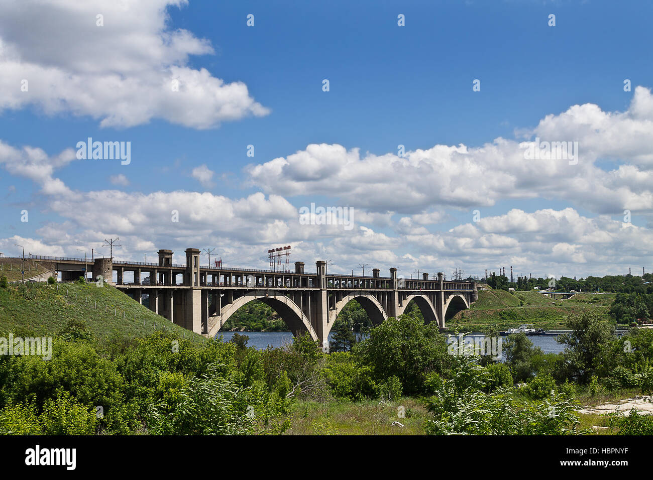 Brücke über den Fluss Dnepr in Kiew Stockfoto