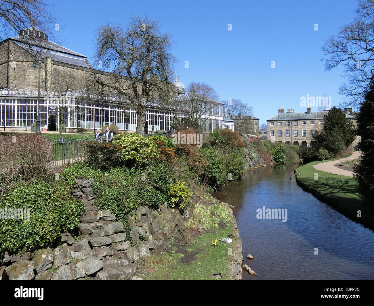 Die Pavillon-Gärten & River Wye, Buxton, Derbyshire, England, Vereinigtes Königreich im April Stockfoto