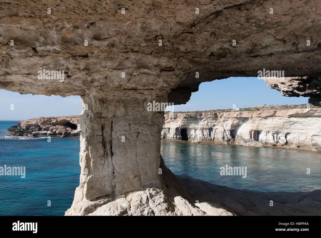 Blick über natürlichen Steinbogen in Kap Greco in Zypern Stockfoto