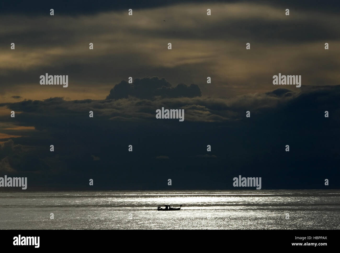 Silhouette eines Fischerbootes im Mittelmeer vor der Küste von Paphos, Zypern. Stockfoto