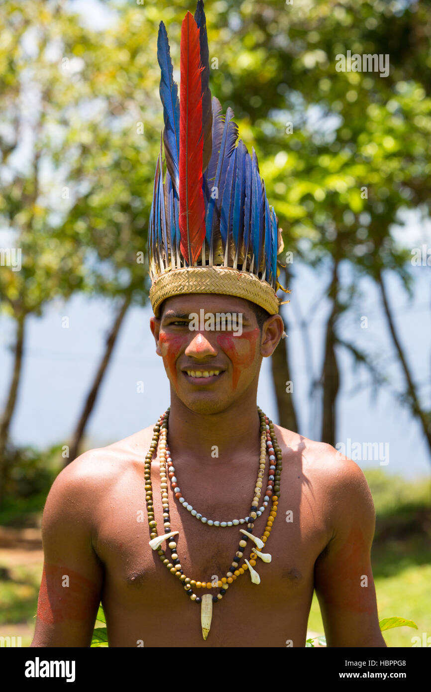 Hübscher brasilianischen indischen Mann vom Stamm im Amazonas, Brasilien Stockfoto