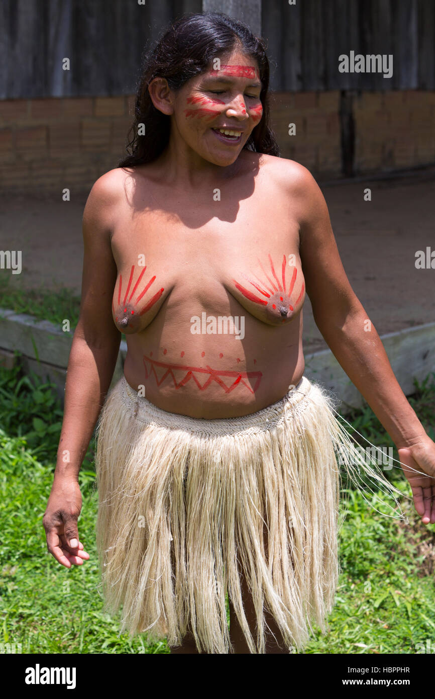 Brasilianische Indianerin vom Stamm im Amazonas, Brasilien Stockfoto