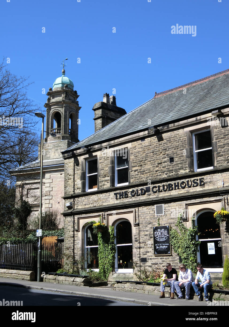 Die alte Klubhaus Public House & St. Johannes der Täufer Kirche, Buxton Stadt, Derbyshire, England, Großbritannien Stockfoto