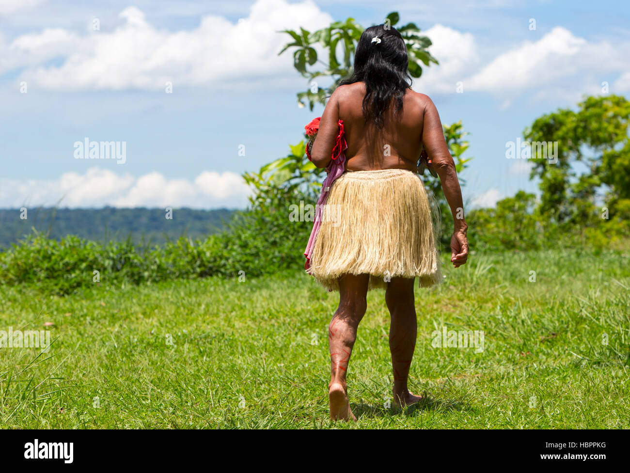 Brasilianische Indianerin vom Stamm im Amazonas, Brasilien Stockfoto