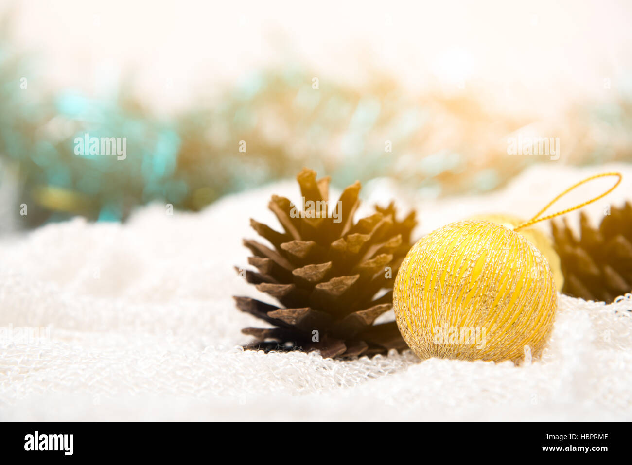 Weihnachten Dekoration und Kiefer Kegel gegen Lichter verwischen balckground Stockfoto