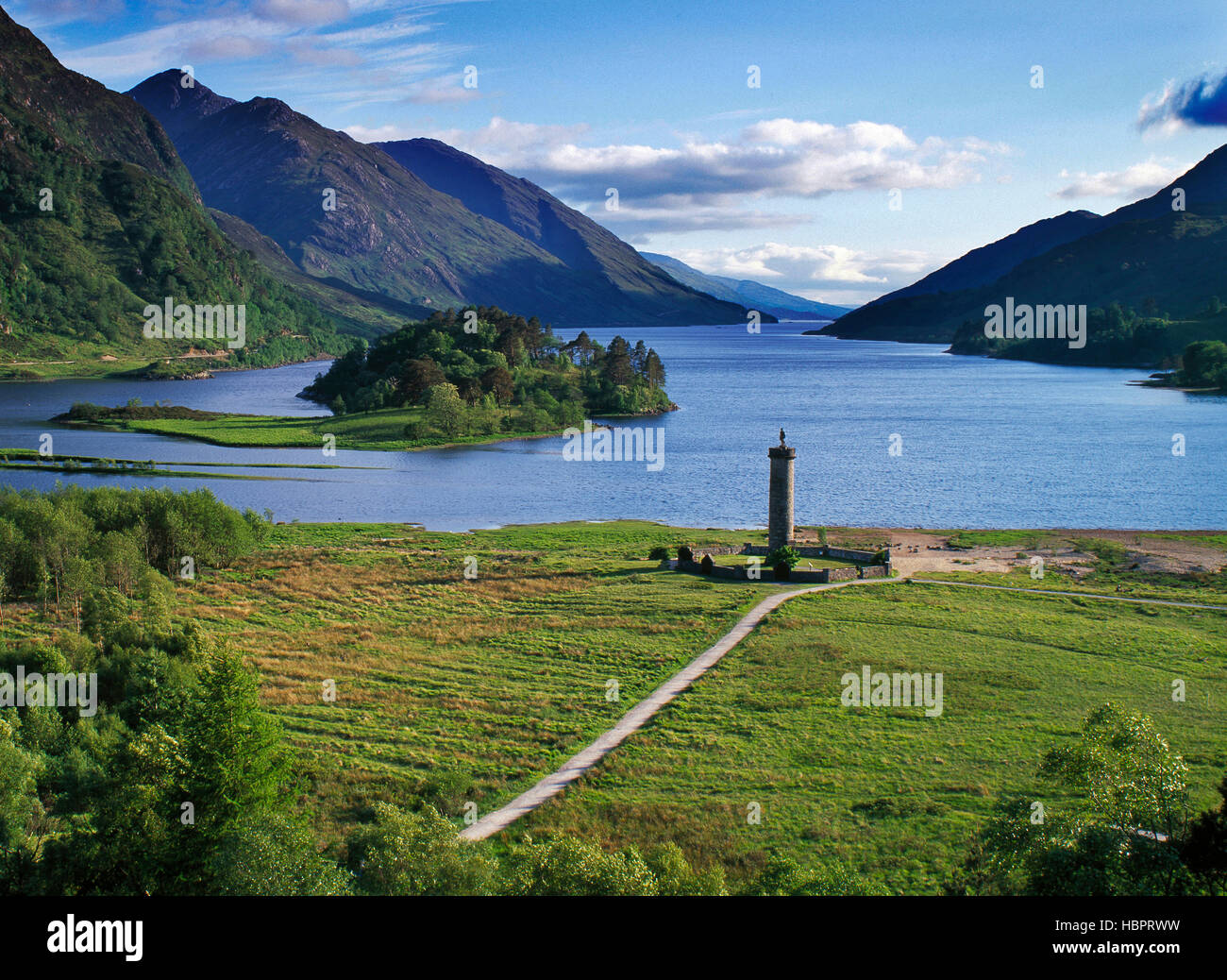 Loch Shiel und das Glenfinnan Monument in der Nähe von Fort William, Highlands, Schottland, Vereinigtes Königreich Stockfoto