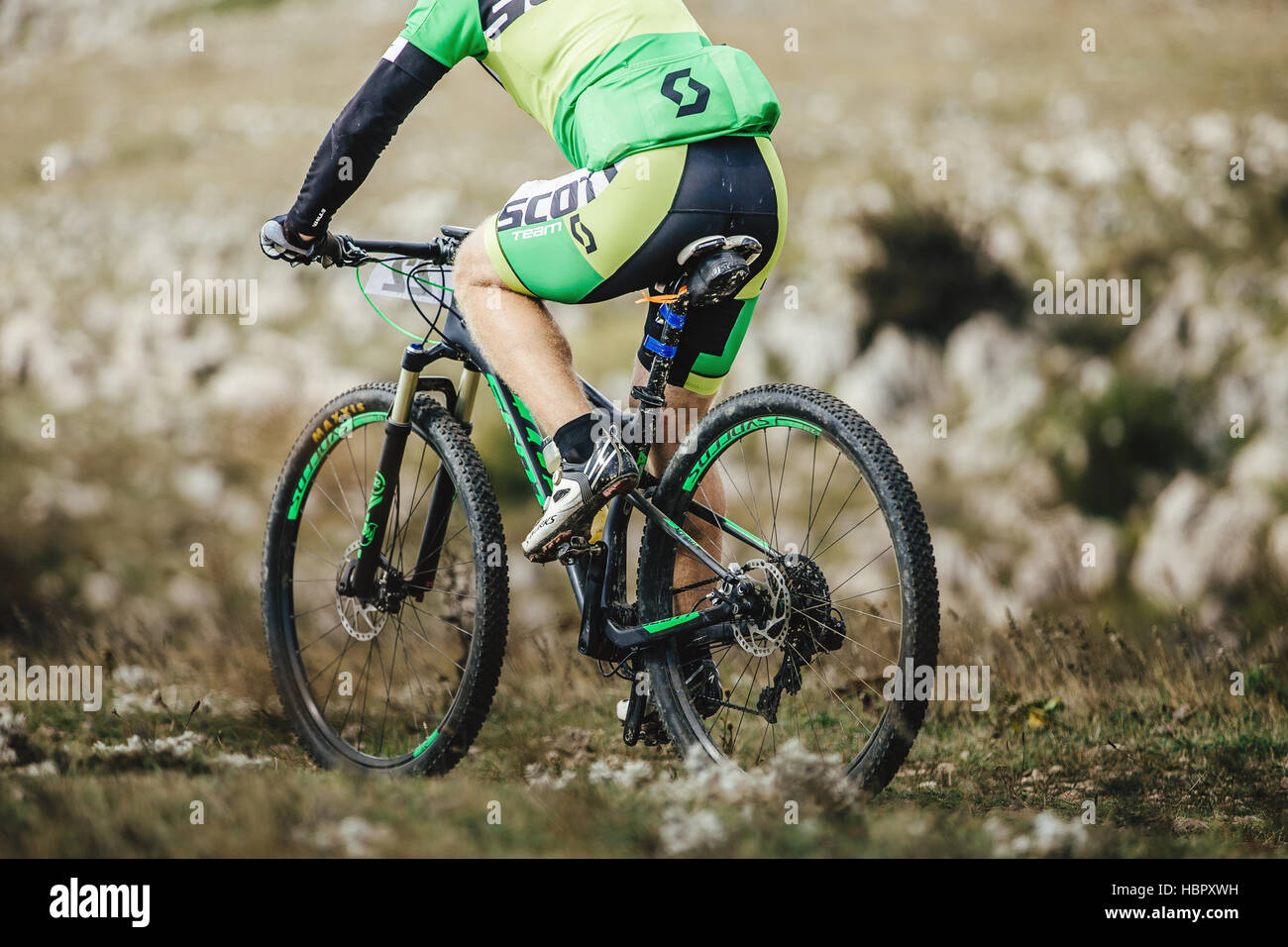 Nahaufnahme von einem männlichen Fahrer und Sport Mountainbike während Krim Rennen mountainbike Stockfoto