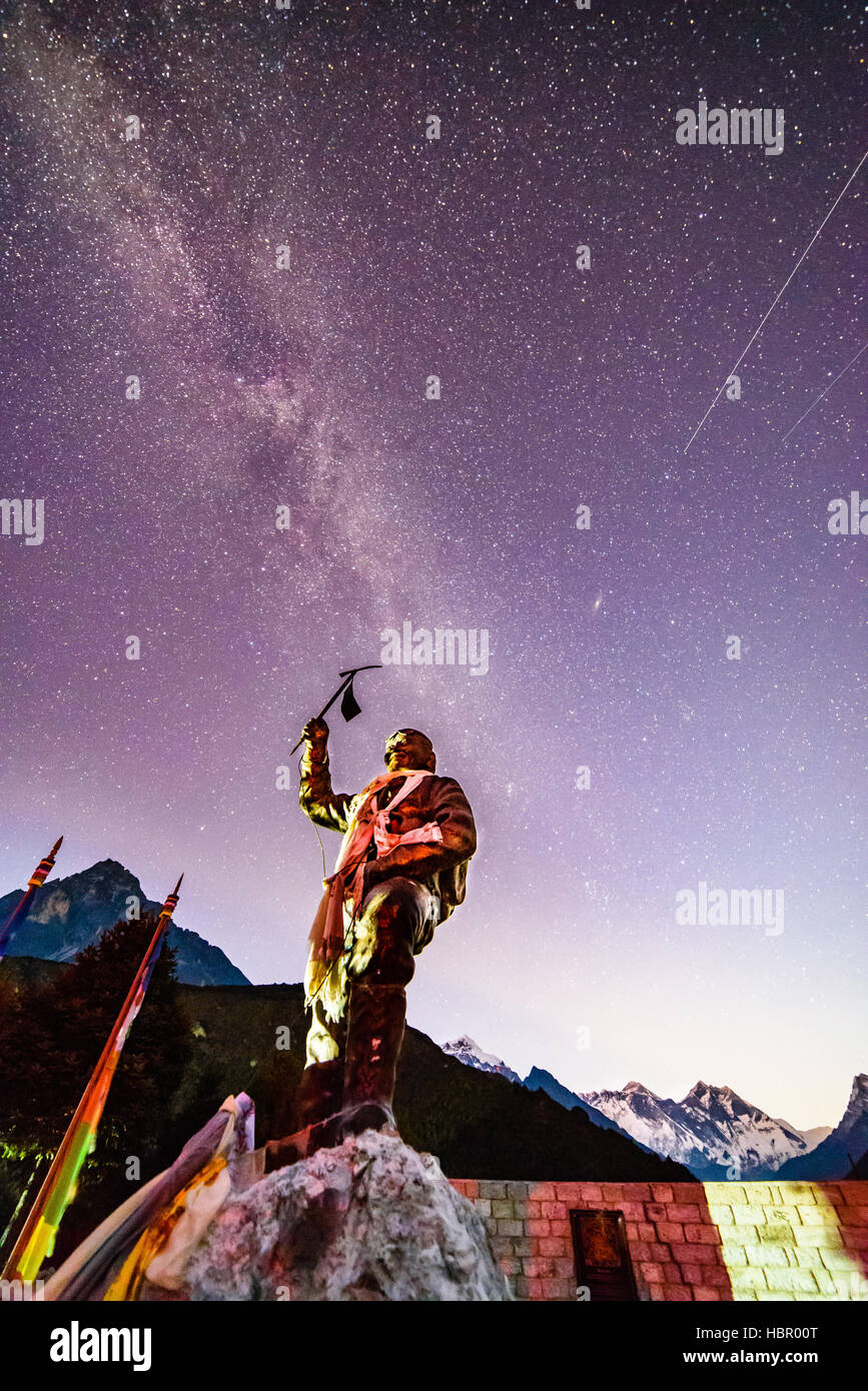 Die milchstrasse Hinterkante durch den Himmel über eine Statue von Tenzing Norgay Sherpa, vor Mount Everest - von namche genommen Stockfoto