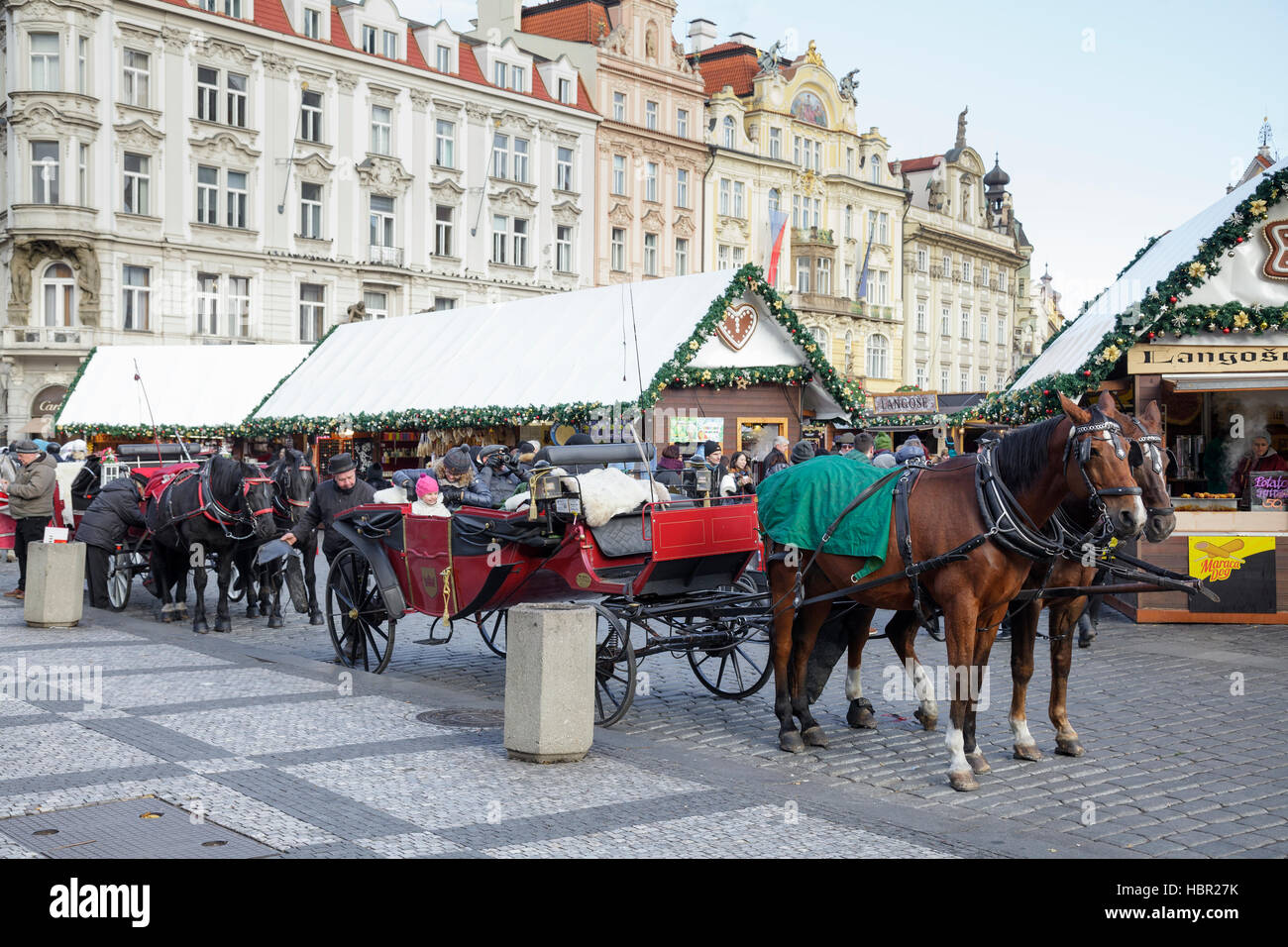 Pferde warten, um Touristen auf einer Tour in den Altstädter Ring, Prag, Tschechische Republik Stockfoto